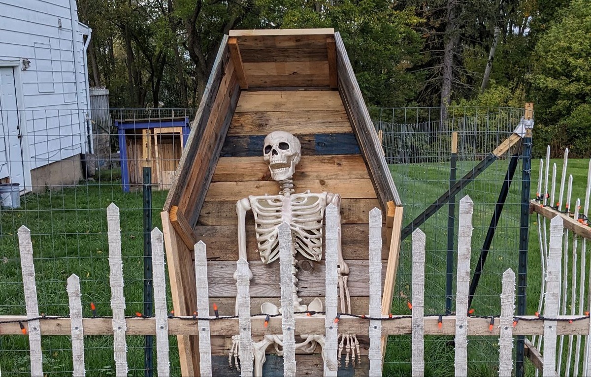 А вот так у нас готовятся к Хэллоуину, последнее фото для меня выглядит страшновато, с учетом того, что поблизости там вообще нет жилых домов.