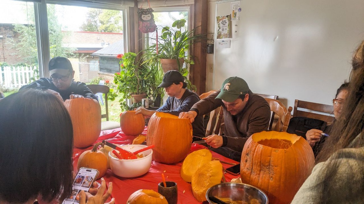 В центре иностранцев, где я работала, тоже устраивали Хэллоуин. Но в довольно мирном ключе, вырезали рожицы на тыквах, смотрели триллер с Одри Хепберн "Дождись темноты" и устроили потлак, правда никто не наряжался. 
