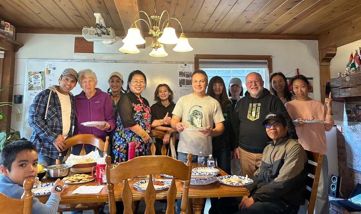 Наш международный потлак, здесь мы еще только собираемся, а уже представители 9 стран на фото. В центре фото я, Даша с края света, автор этого канала. 