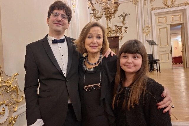    Три поколения: дочь Юлиана Семёнова Ольга, его внук Юлиан, его правнучка Василиса. Фото: spb.aif.ru/ Елена Данилевич