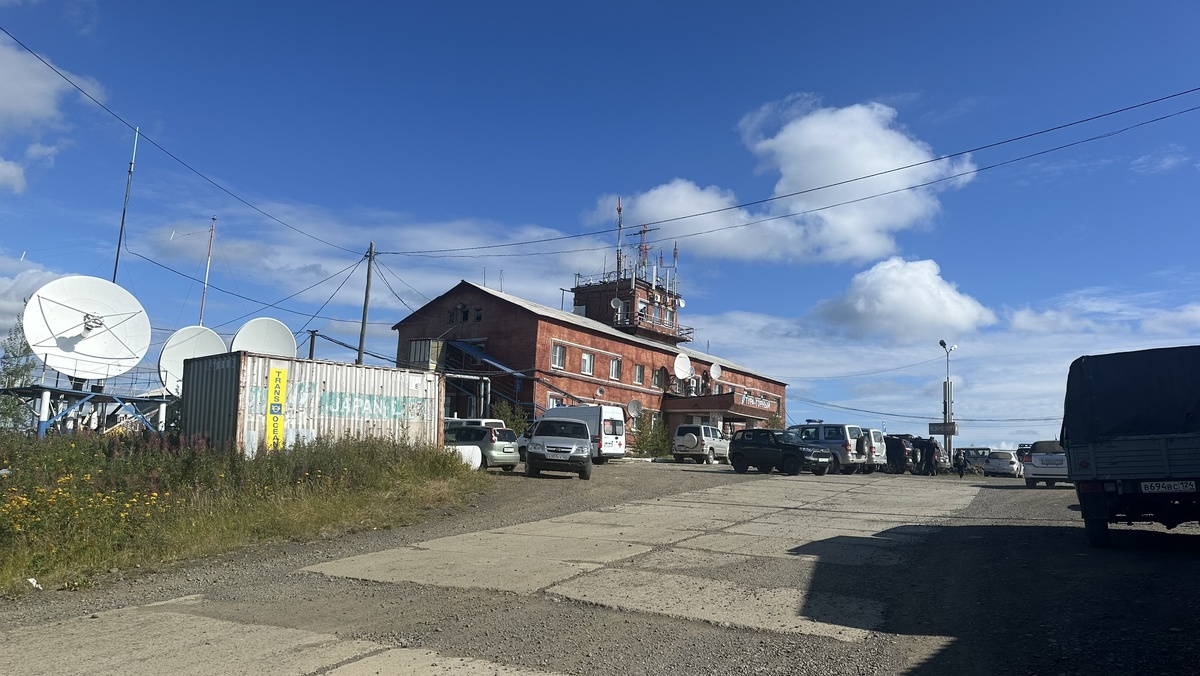 Парковка возле аэропорта Горный