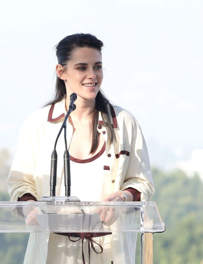 Кристен Стюарт выступает с докладом на Academy Women's Luncheon. Материал: Deadline.