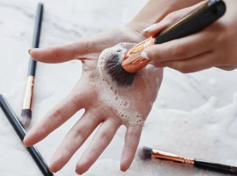Чистим кисточки для макияжа