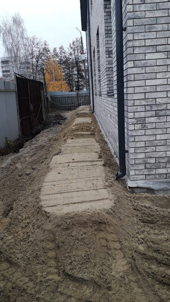 За домом было очень узко - проход почти как дверной проём