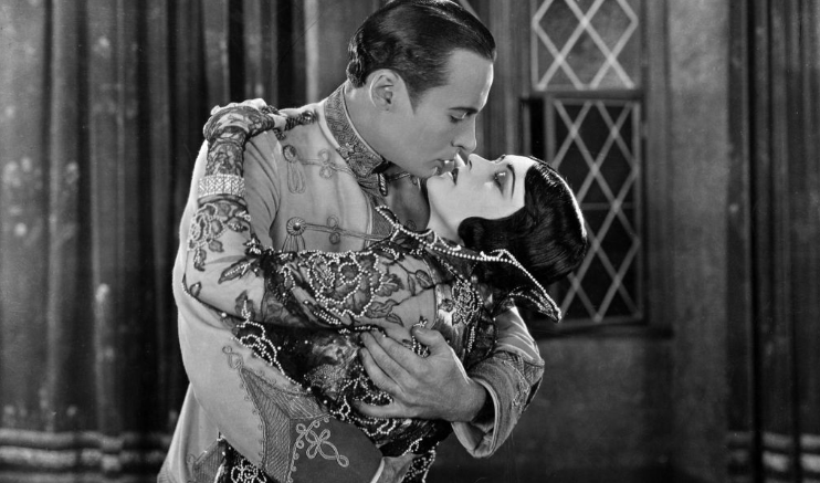 Вот и показывали как могли, еще начиная со звезды немого кино Полы Негри (в фильме 1924 года "Потерянный рай")