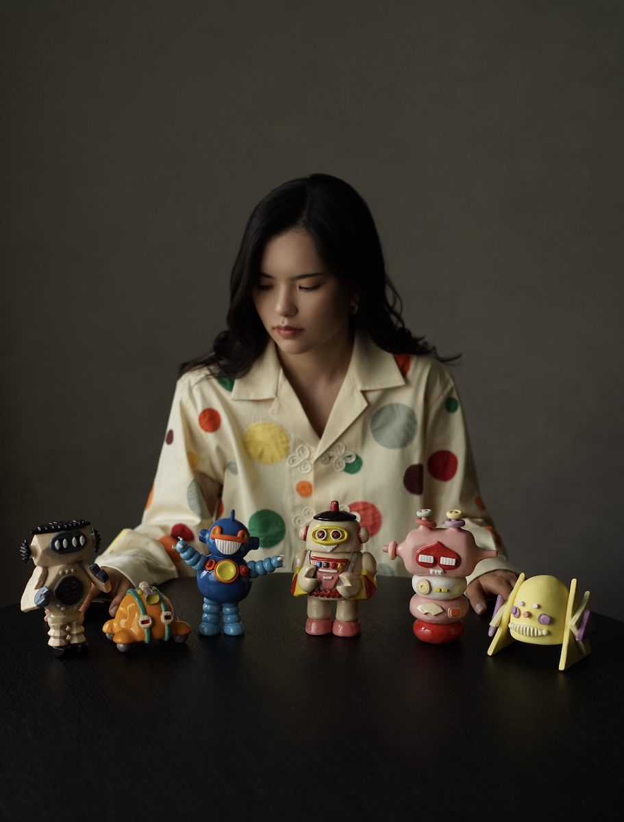     Есоль Ким — скульптор, диджей и инфлюенсер, автор керамических роботов Yesol-bot