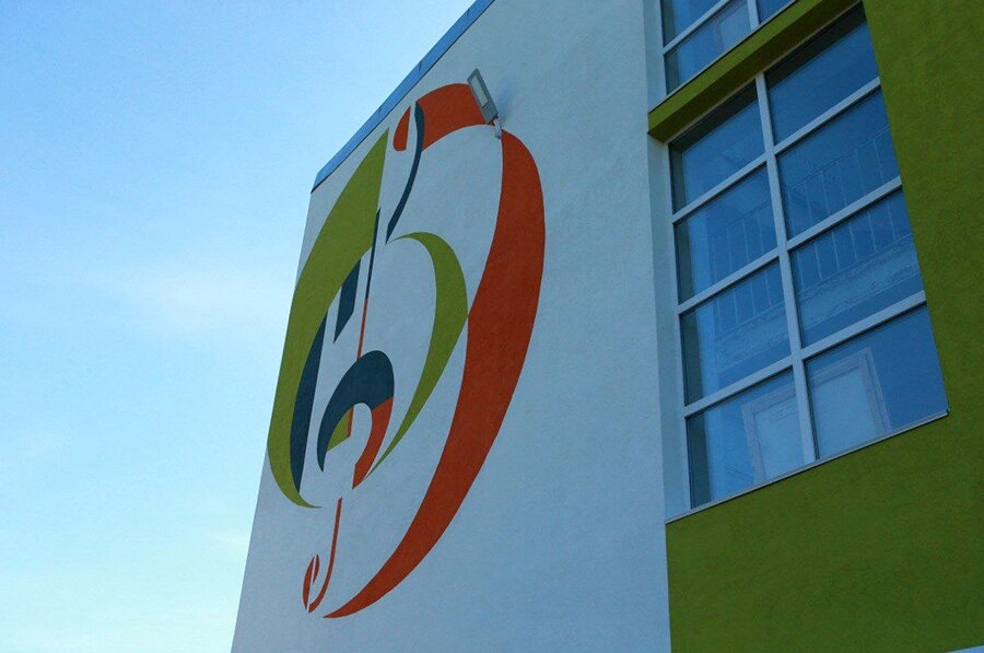    На фасаде здания музшколы теперь есть яркий скрипичный ключ. Фото: Администрация города Дзержинска