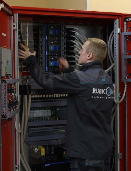 Работа монтажника с пожарным шкафом управления в ИЦ Рубикон