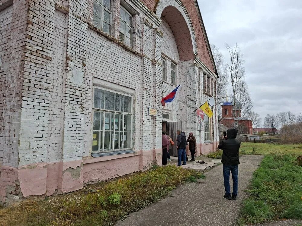 У Дома культуры гостей из Пензы встречали видеоператоры...