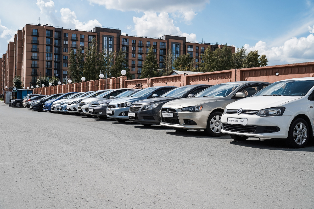 Площадка автомобилей в автосалоне Вавилон