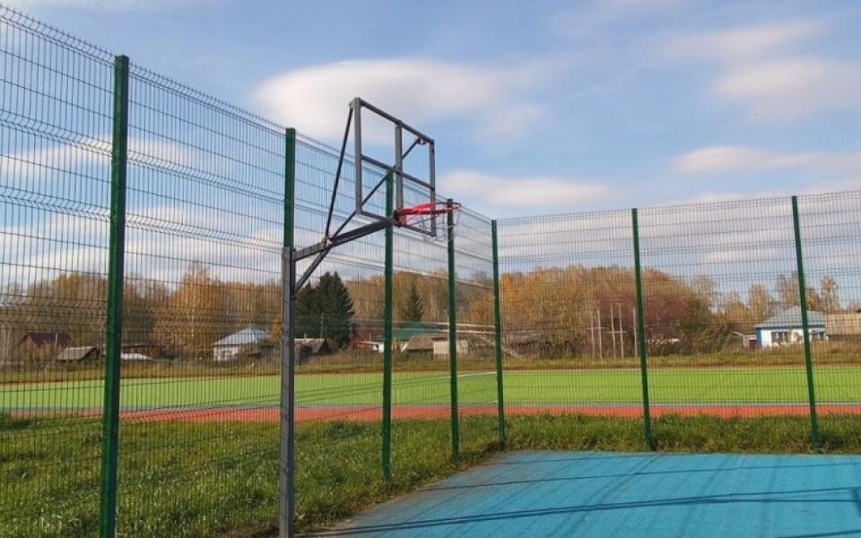    «Слабоумную» спортплощадку в Первомайском районе закончат только после суда с подрядчиком