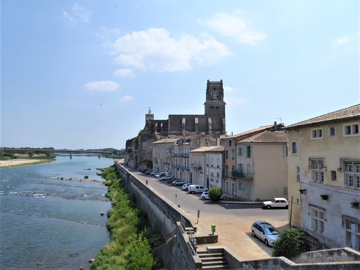 Изображение взято с сайта https://upload.wikimedia.org/wikipedia/commons/a/ab/Pont-Saint-Esprit_%281%29.jpg