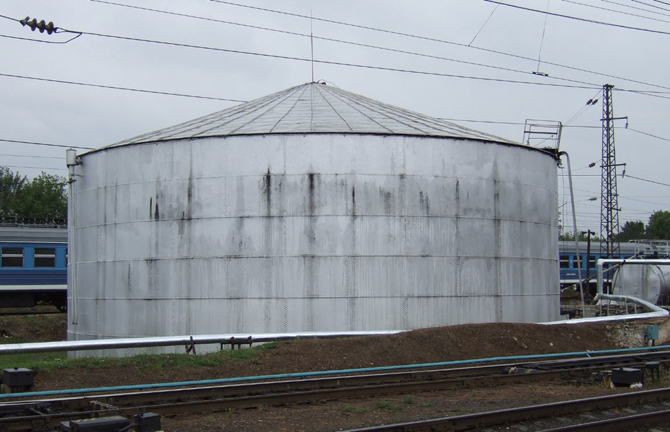 Старинный клепаный резервуар Шухова на железнодорожной станции города Владимир, 2007 год. Снимок взят из https://ru.wikipedia.org/wiki/Нефтехранилище