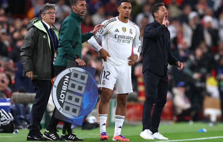    Трент и Алонсо вернулись на "Энфилд" и проиграли. Фото: Reuters