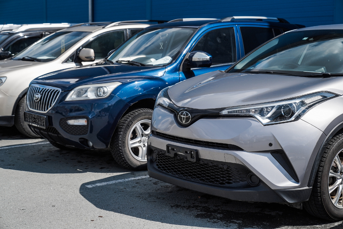 Парковка автомобилей автосалона Вавилон