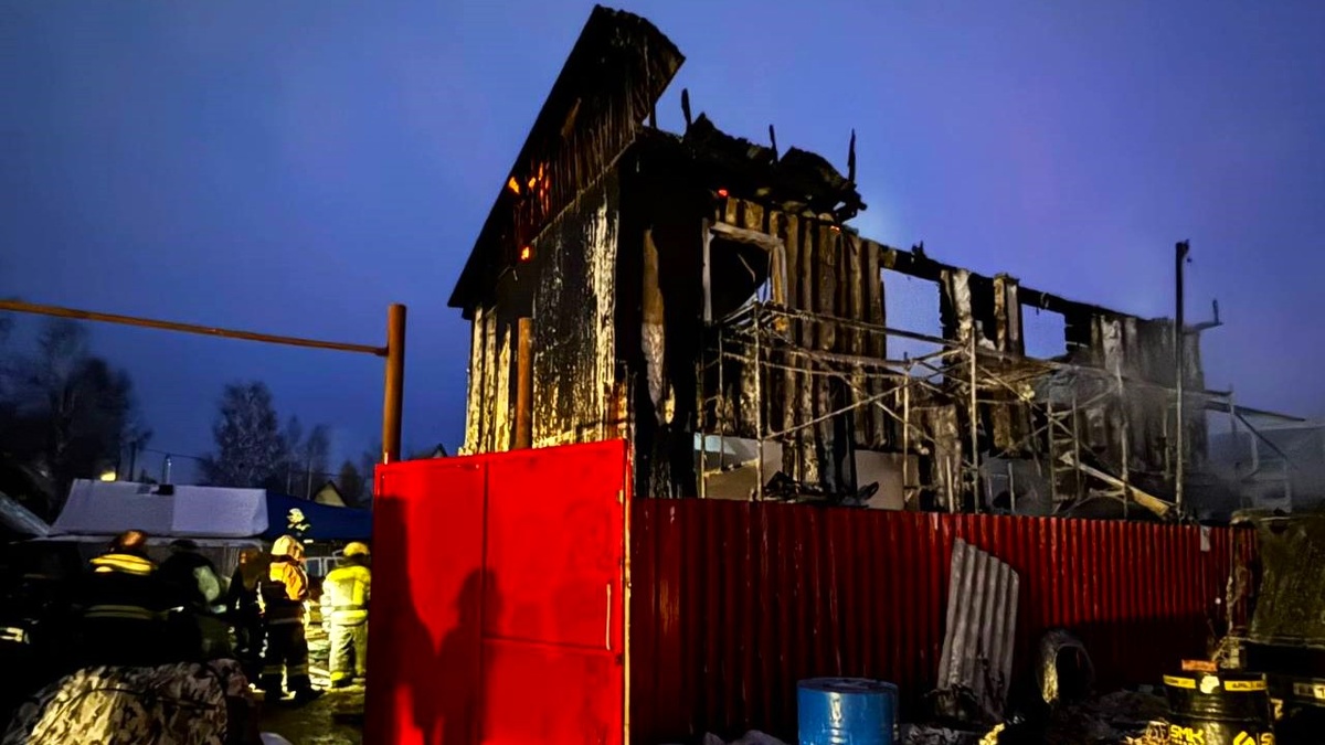    Трагедия в Сургуте: в пожаре погибли 7 человек, включая четверых детей