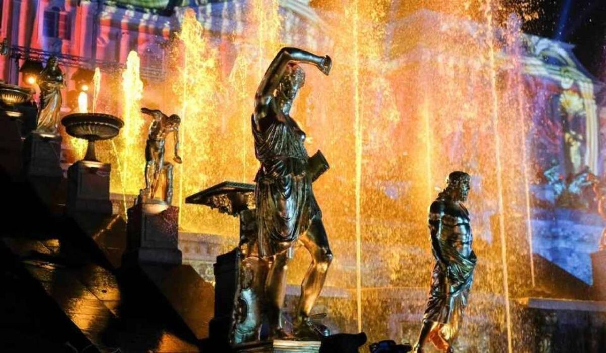     Петергоф. Источник: spb.kp.ru Автор фото: Артем Килькин