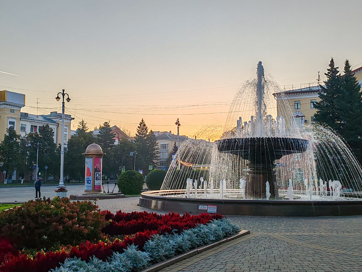 Фонтан перед драмтеатром (пр-кт Советский)