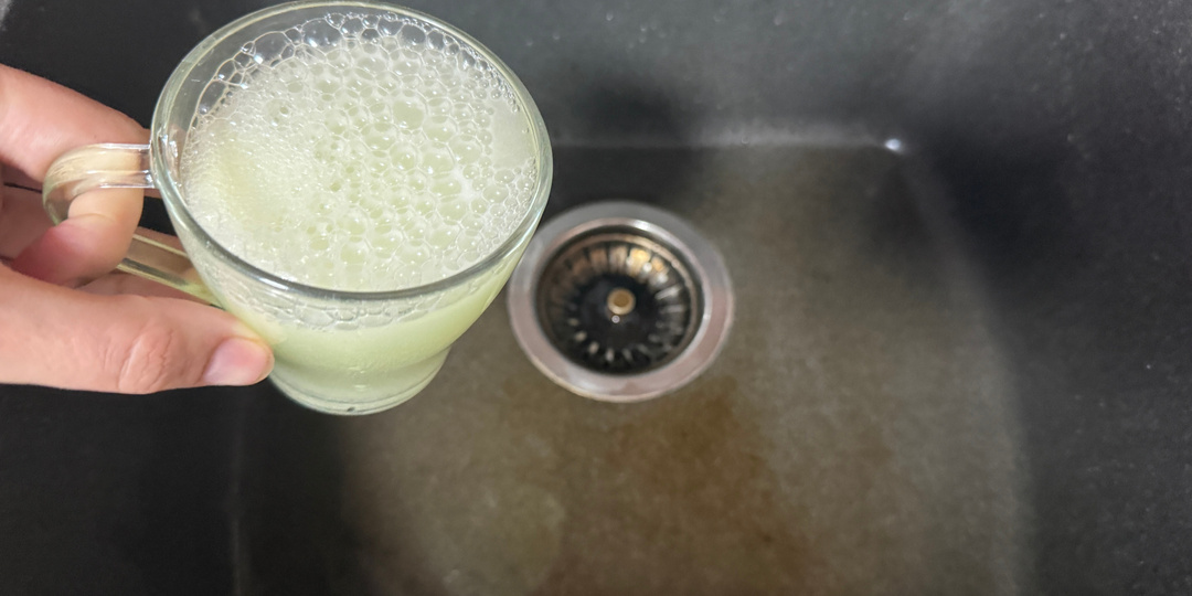 Даже очень сильный засор вылетит со свистом. Как избавиться от засора без прочистки слива и труб (справится даже ребенок)