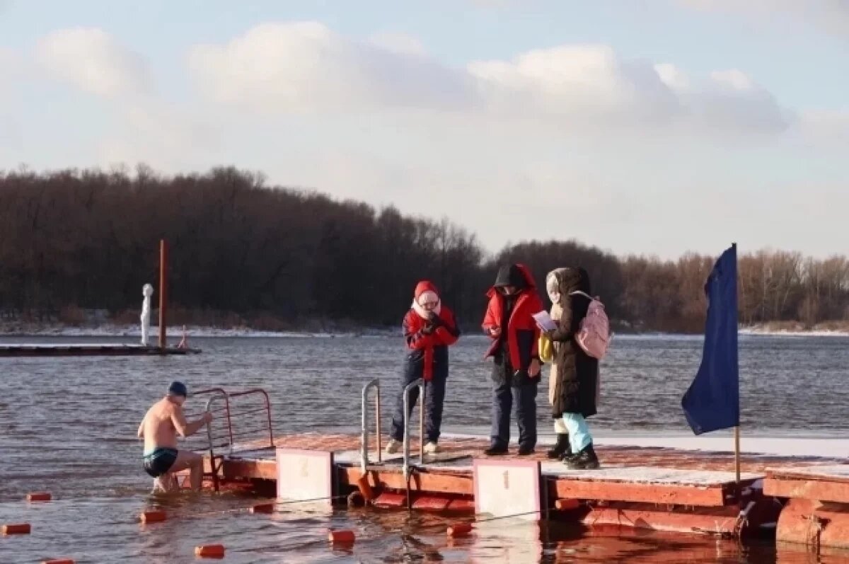    В омском Иртыше стартовали первые заплывы «моржей»