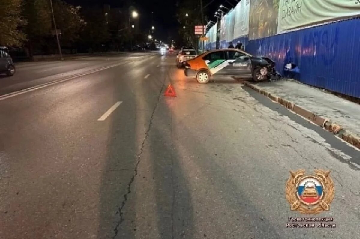    В Ростове молодой водитель на иномарке врезался в бордюр