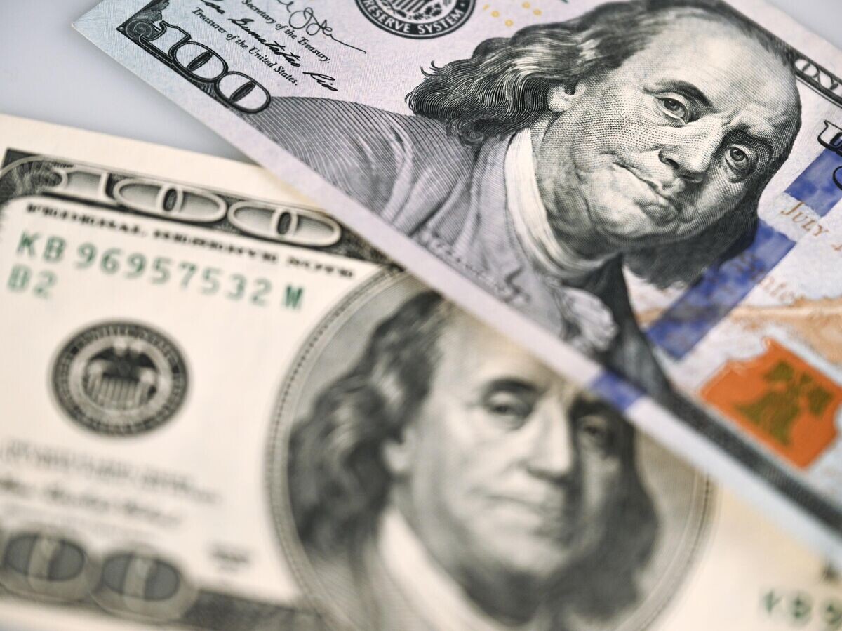    Доллары: старые, новые и юани© РИА Новости . Владимир Астапкович