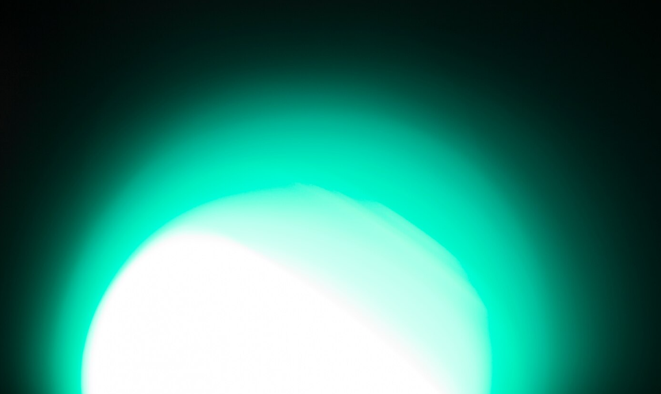 Да, белый фосфор светится и без подзарядки, а из-за кислорода