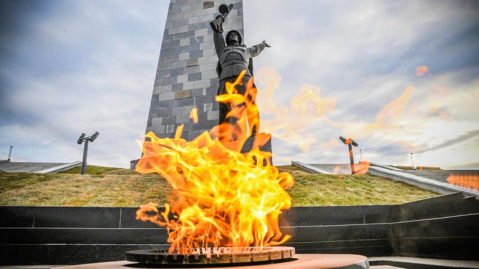 Вечный огонь в России: история, символика и значение традиции памяти.