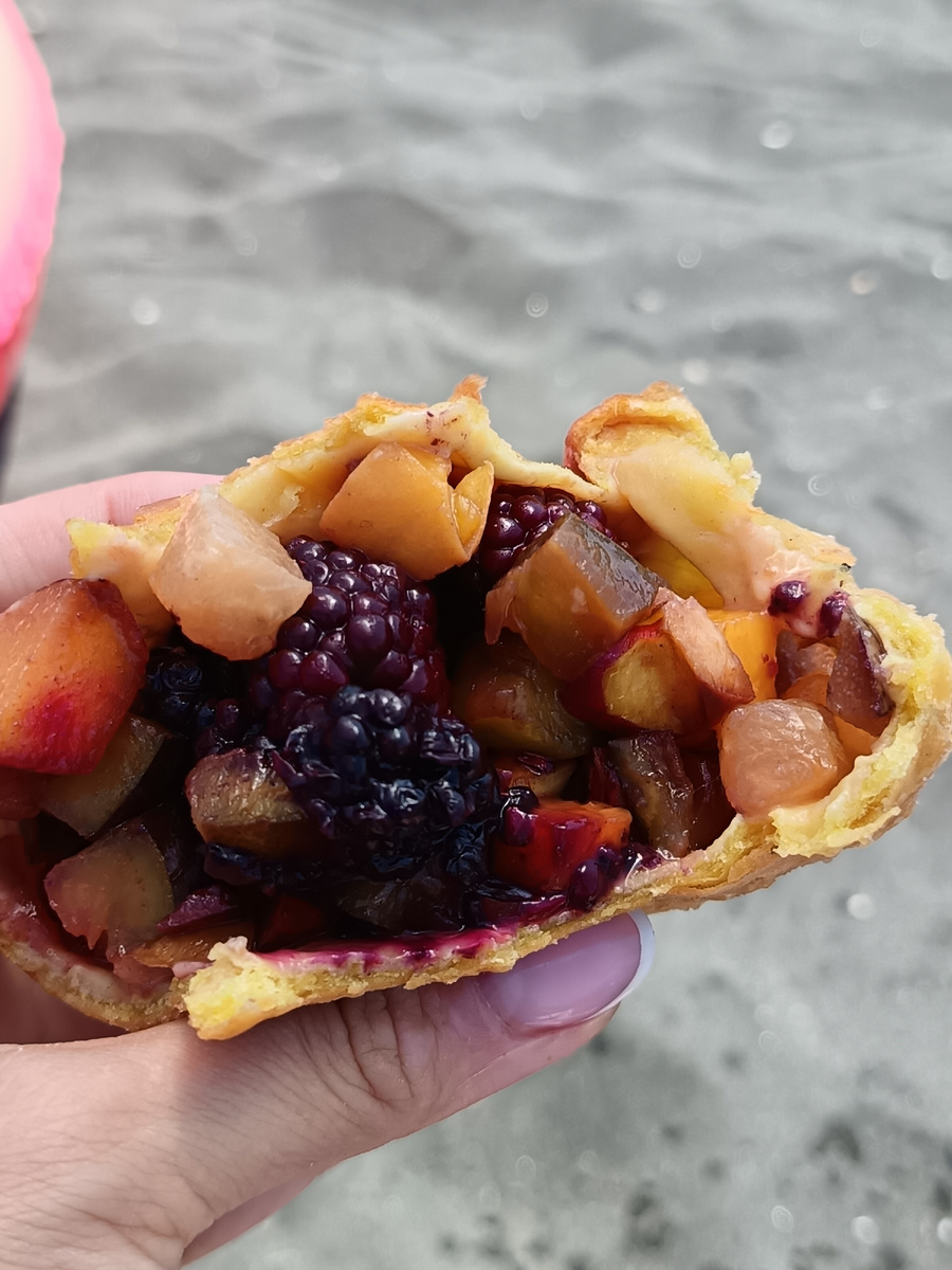 Самоса - вкусное блюдо грузинской кухни,которое наряду с кукурузой часто продают на пляже