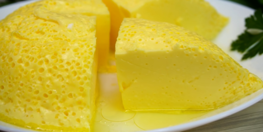 Готовлю омлет как никто из знакомых, получается пышный и не опадает. Годами готовила неправильно, пока не узнала про один простой шаг.