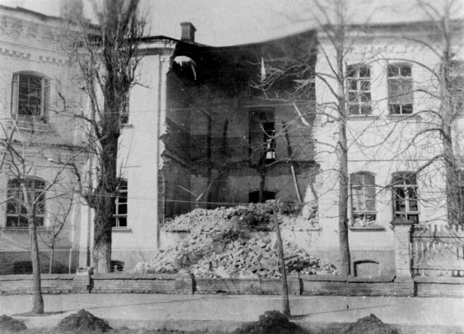 Разрушенная часть фасада Горбольницы №1, вид со стороны Красной.