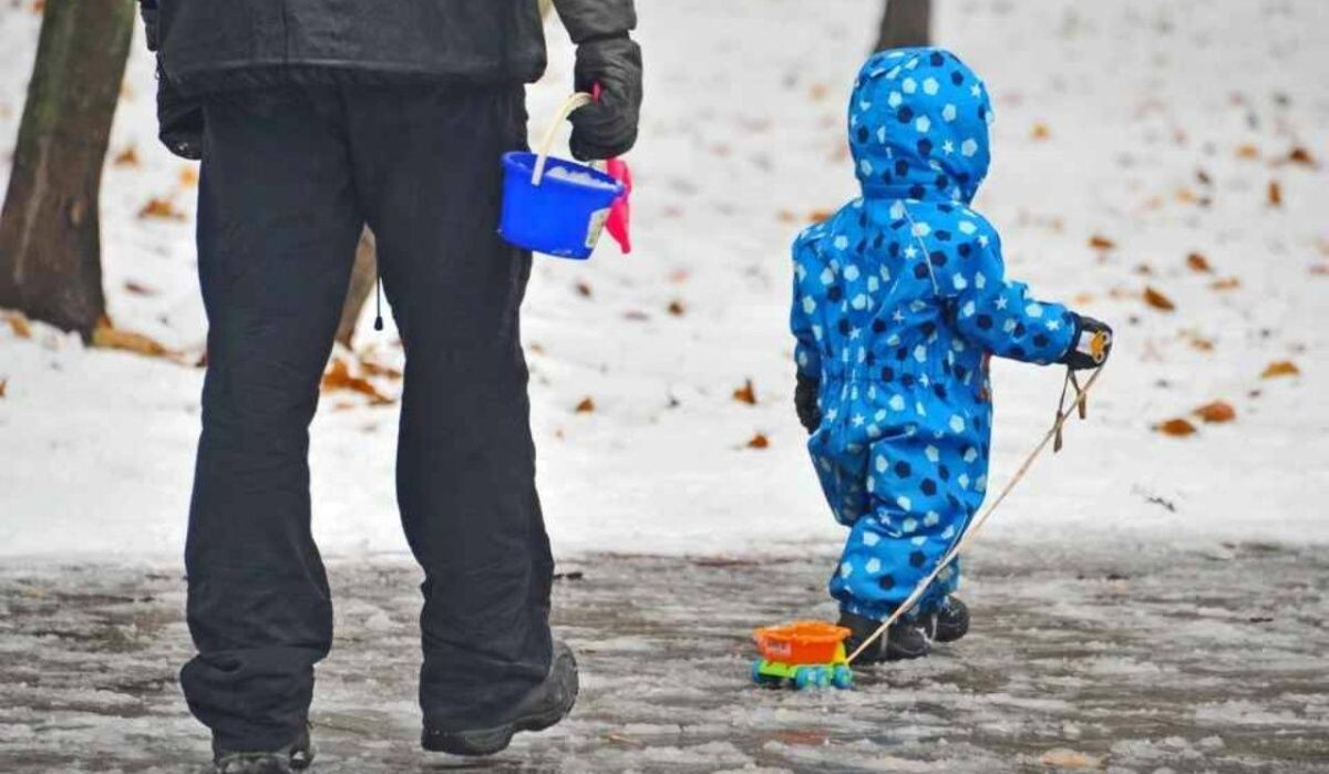     Ребенок на прогулке. Источник: ufa.kp.ru Автор фото: Евгения Гусева