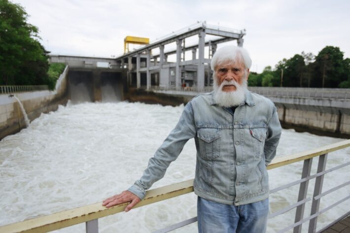Последний «зодчий» водохранилища на фоне водосброса.