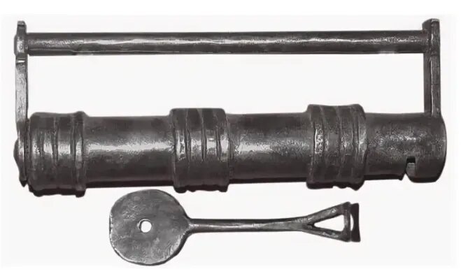 Вот тако вот «пыряльный» замочек. Специальный ключ поджимал пружину и замок открывался