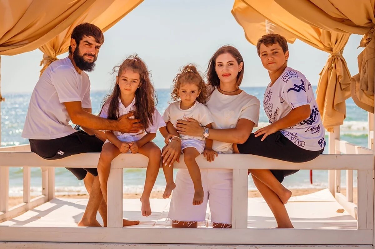    В семье Эйваза и Кристины Ванбаровых подрастают трое детей.