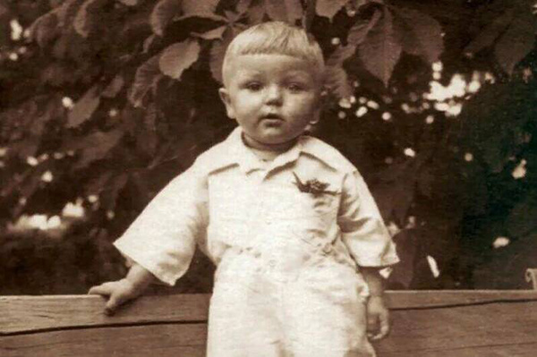 Юрий Николаев в детстве