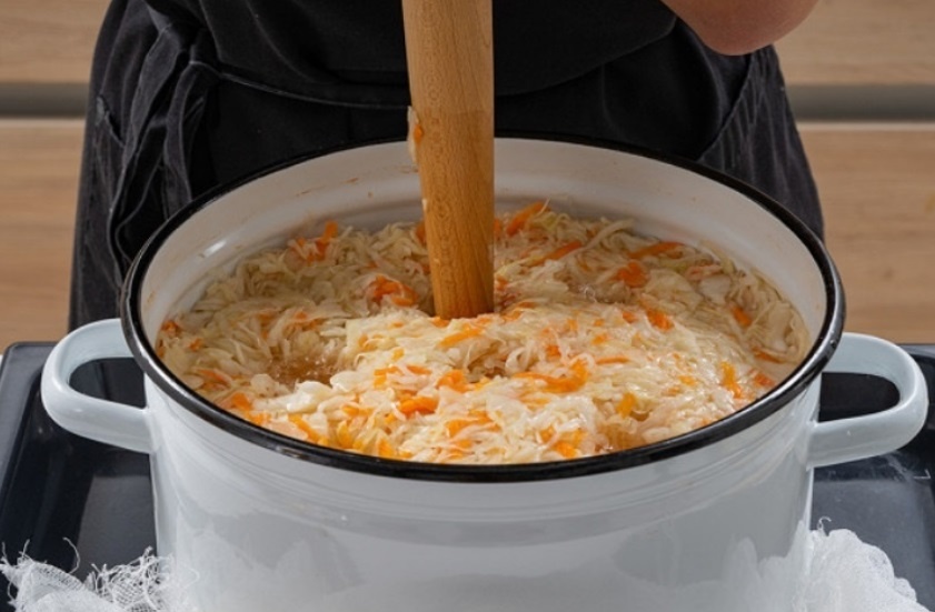 Настоящий вкус квашеной капусты по рецепту бабушки: квашеная капуста по ГОСТу 1956 года — попробуй, как в детстве! Фото И.Курушин