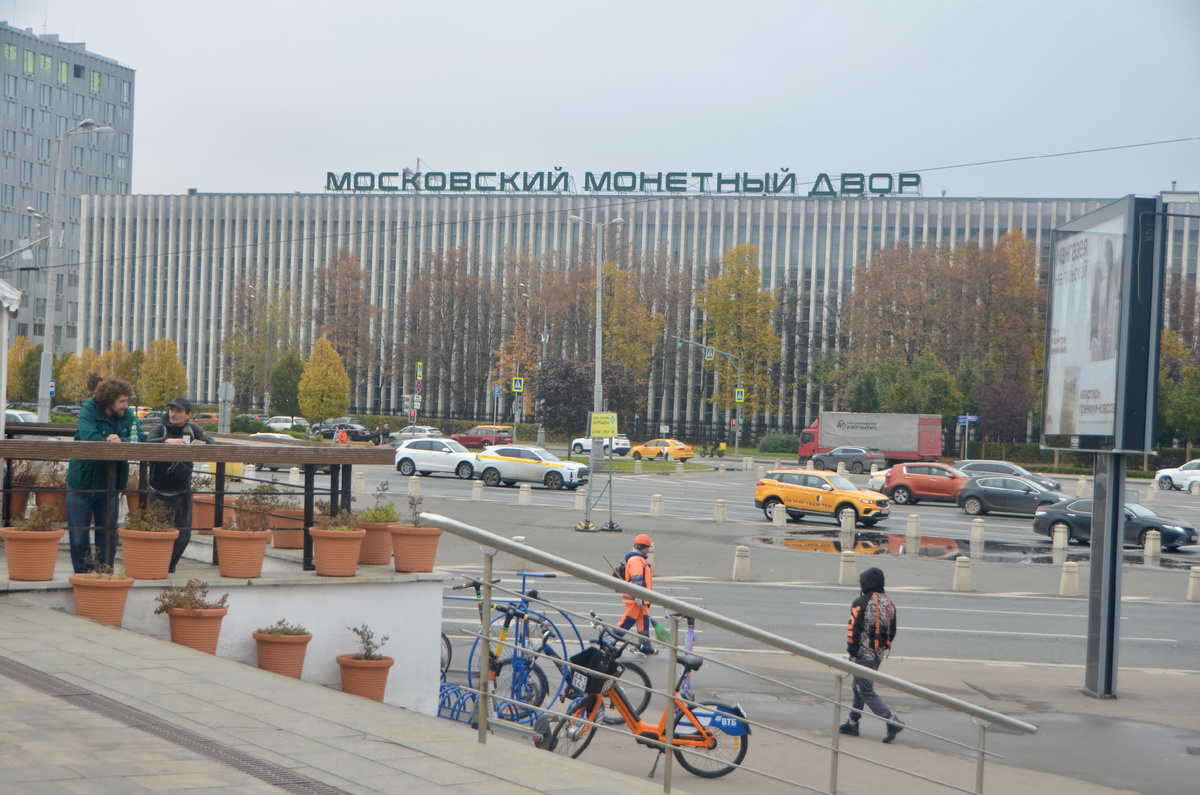 2. Напротив рынка находится здание московского монетного двора. Больше напоминающее советскую телефонную станцию. 