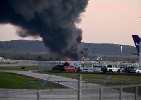    В США во время взлёта взорвался грузовой самолёт UPS, горит аэропорт Луисвилля, есть погибшие