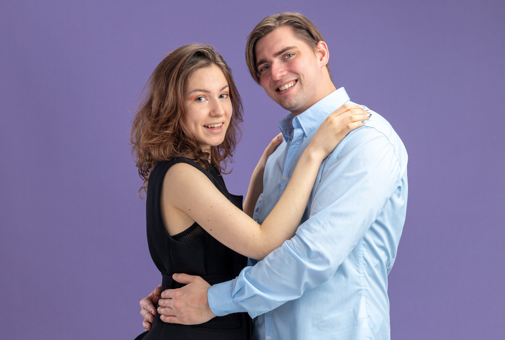 Пара обнимается и улыбается, символизируя доверие и благодарность в отношениях