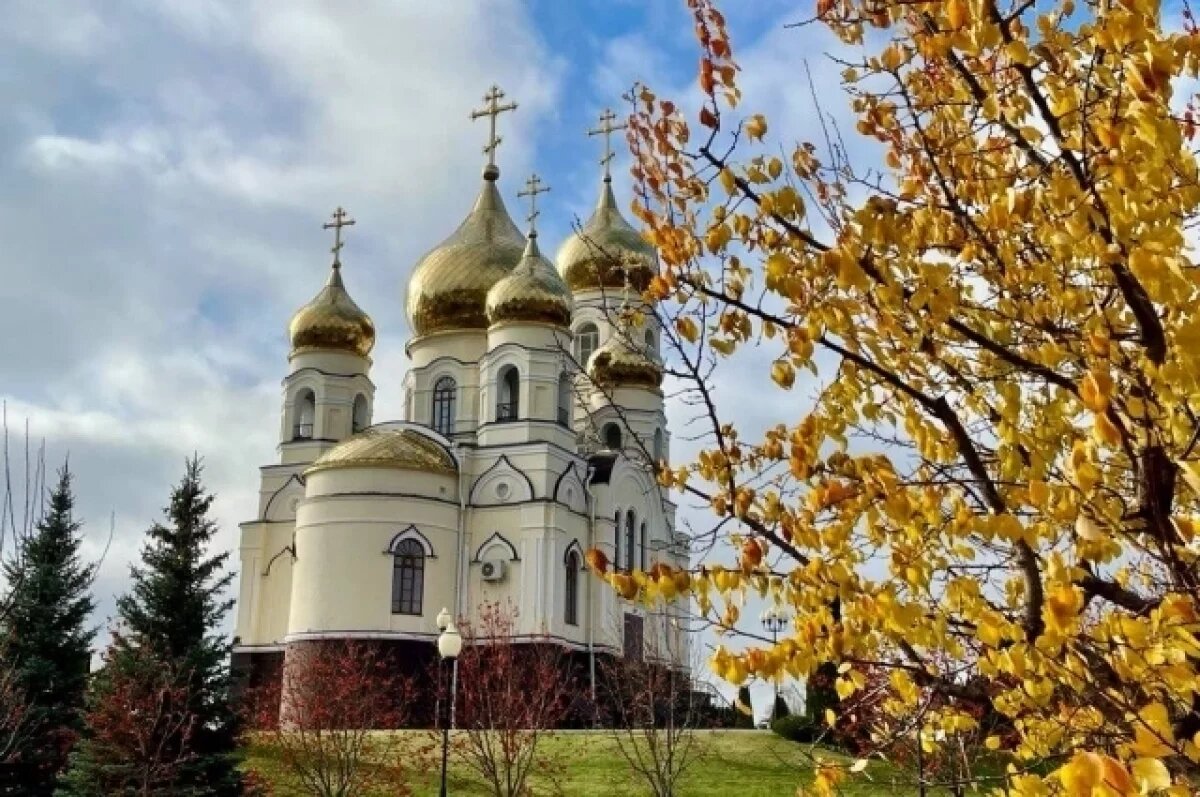    Вячеслав Володин показал осенние пейзажи в саратовском монастыре