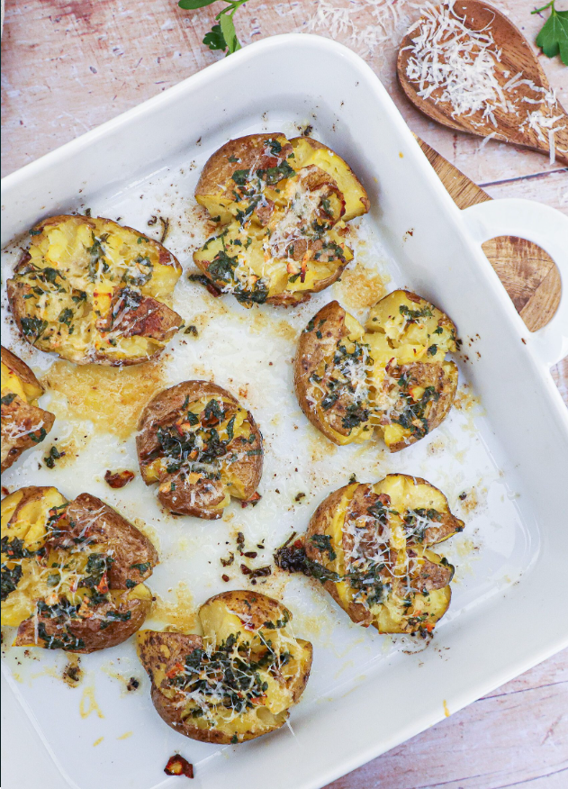 отсюда https://gourministeriet.dk/knuste-kartofler-med-hvidloeg-og-parmesan/