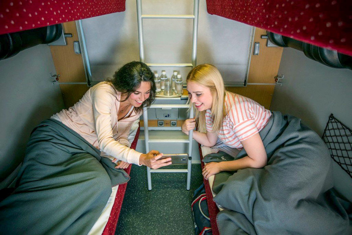 На картинке обе девушки лежат на нижних полках, ну а в реальности одна лежала на нижней, а другая на верхней