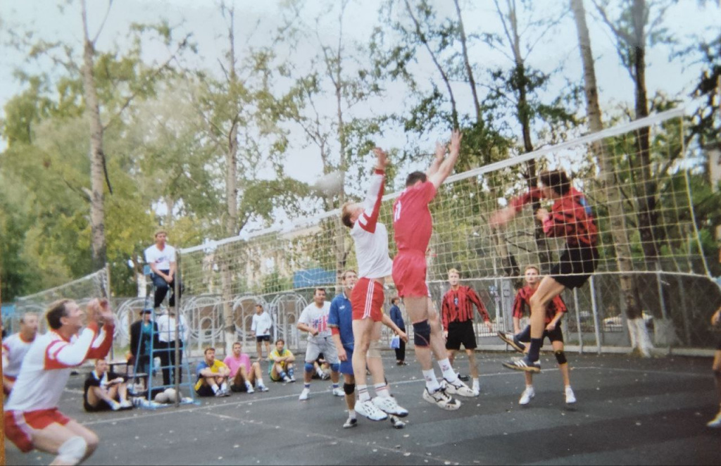 1998 год, волейбольный корт на месте нынешнего СК «Юбилейный». Соревнования областного уровня – Череповец играет с Вологдой. (Роман Самбурский – в полосатой форме, нападает на сетке.) Фото: предоставлено Романом Самбурским