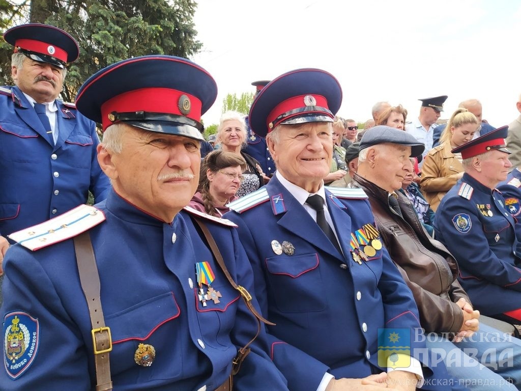 Геннадий Тимофеевич (второй слева) - почётный атаман Волжского округа донских казаков📷    Казак, талант и патриот: Волжский прощается с Почётным гражданином, которого нам будет очень не хватать
