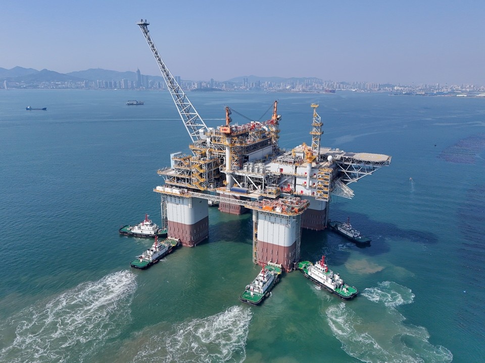 Уезд Ляншань, провинция Шаньдун (Восточный Китай). Строительство сверхкрупного моста через реку Хуанхэ. Этот мост является частью участка «Новый район Сюнъань - город Шанцю» в составе высокоскоростной железной дороги «Пекин - Сянган». Фото: Ши Цзяминь/Жэньминьван