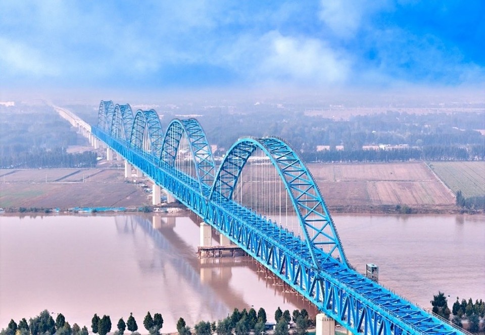Уезд Ляншань, провинция Шаньдун (Восточный Китай). Строительство сверхкрупного моста через реку Хуанхэ. Этот мост является частью участка «Новый район Сюнъань – город Шанцю» в составе высокоскоростной железной дороги «Пекин – Сянган».
