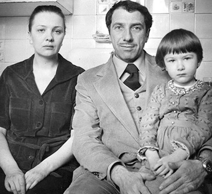 Дарья Юрская в детстве с родителями.