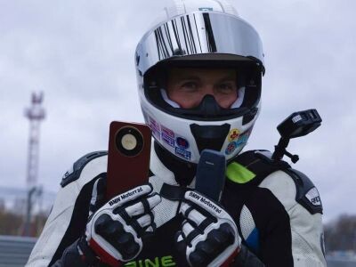    Тест на живучесть. Honor X9d переехали мотоциклом и бросили на асфальт [ВИДЕО]