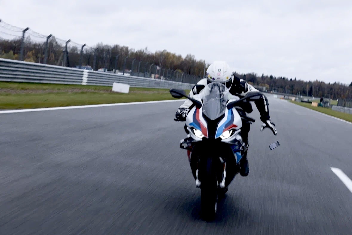    Тест на живучесть. Honor X9d переехали мотоциклом и бросили на асфальт [ВИДЕО]